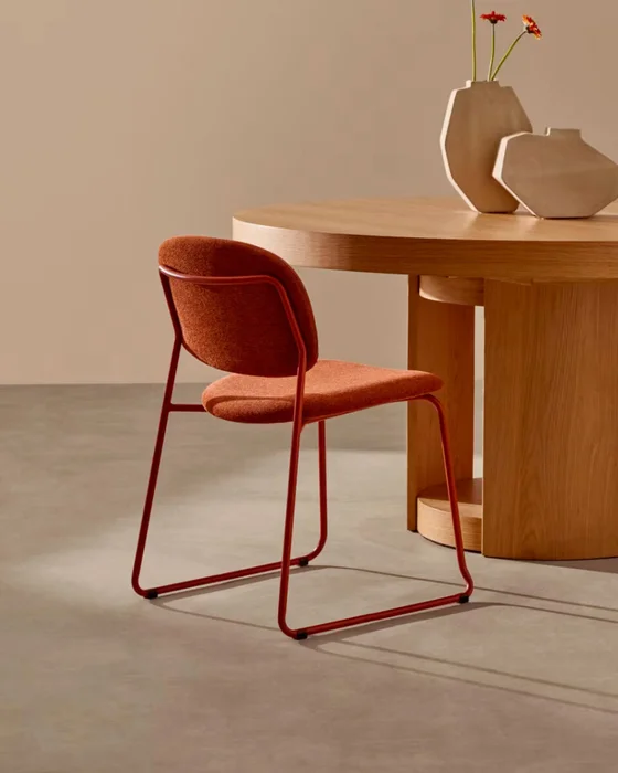 Silla apilable Meli de chenilla - terracota y patas de metal terracota en Rojo - Sillas, Uruguay | Kavehome, vista 2