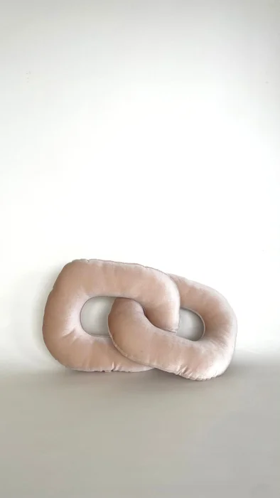 Almohadon LIEN - dos eslabones en BeigeVariante agotada o - Textiles, Uruguay | Octo, vista 2