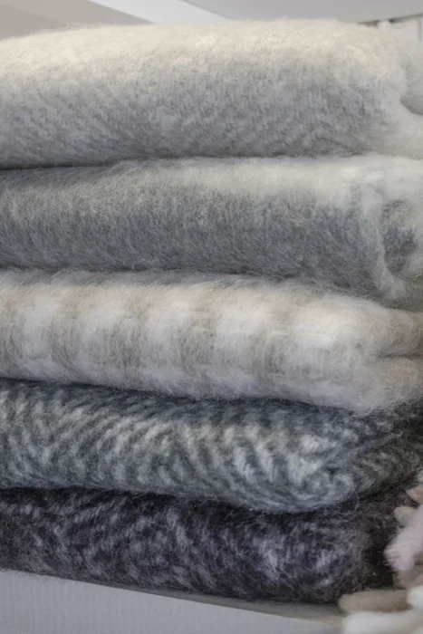 THROW BLEND LANA Y MOHAIR NEGRO en Negro - Textiles, Uruguay | Sentido Jose Ignacio, vista 3
