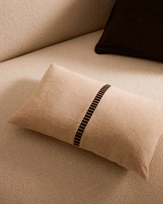 Almohadón Ardit de lino y algodón beige con raya bordada a contraste - verde 30 x 50 cm en Beige - Textiles, Uruguay | Kavehome, vista 2