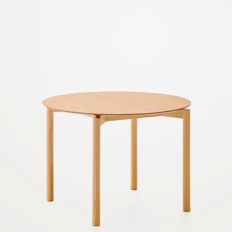 Mesa Indara - redonda de chapa de fresno y madera maciza de caucho con acabado tono natural Ø110cm en Madera natural - Mesas de comedor, Uruguay | Kavehome