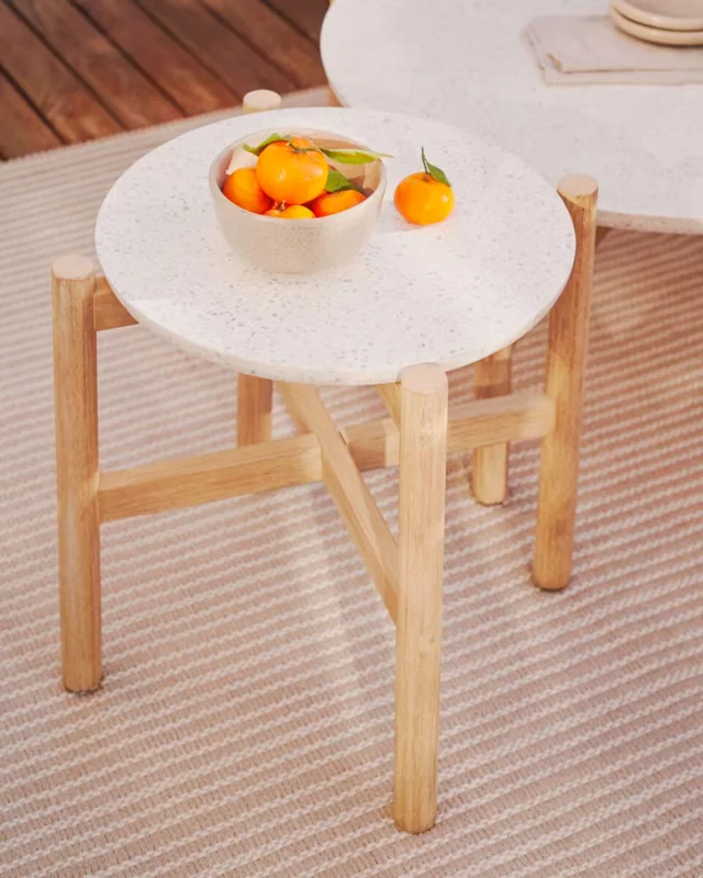 Mesa auxiliar Pola de cemento y madera maciza de eucalipto Ø 50 cm FSC 100% en Blanco, Natural - Mesas de arrimo, Uruguay | Kavehome, vista 3