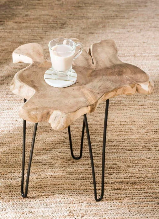 MESA AUXILIAR / MESA LATERAL - RODAJA DE TEKA Y HIERRO en Madera natural - Mesas de luz, Uruguay | La Iberica