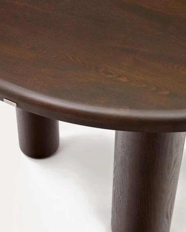 Mesa redonda Mailen - en chapa de fresno con acabado oscuro Ø 120 cm en Madera natural - Mesas de comedor, Uruguay | Kavehome, vista 3