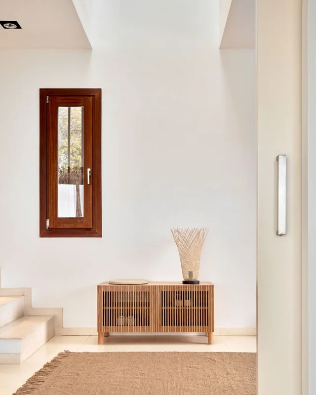 Banco Beyla con 2 puertas de madera maciza y chapa de roble 98,5 cm FSC 100% en Madera natural - Butacas, banquetas y puffs, Uruguay | Kavehome, vista 3