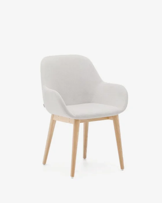 Silla Konna beige y patas de madera maciza de fresno acabado natural en Beige - Sillas, Uruguay | Kavehome