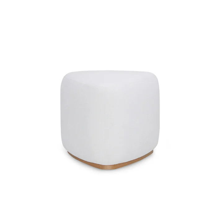 Puff Triangular c/ Base Madera Tela arena en Beige - Butacas, banquetas y puffs, Uruguay | Champagne Home, vista 3