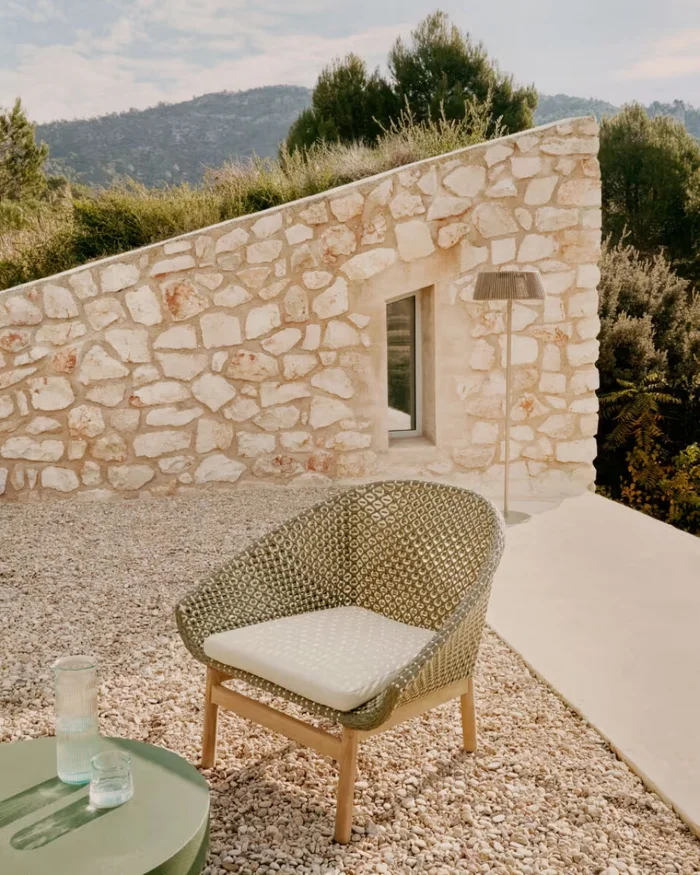 Butaca Olbia de ratán sintético y madera maciza de teca FSC 100% en Verde - Butacas, banquetas y puffs, Uruguay | Kavehome, vista 2