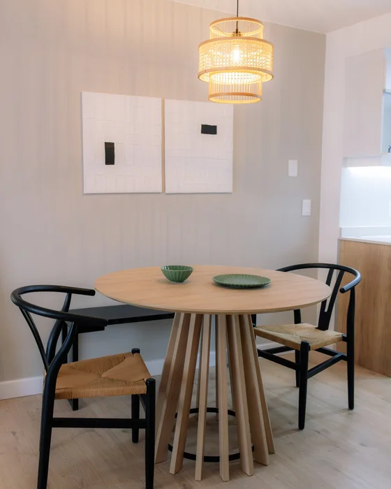 Mesa de Comedor Pipa Redonda 110 cm - Olmo en Madera natural - Mesas de comedor, Uruguay | Berna Home, vista 9