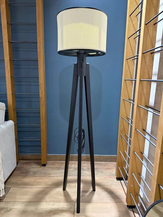 Lámpara Trippe Madera y Esterilla – Negro en Madera natural - Lámparas de pie, Uruguay | Berna Home, vista 5