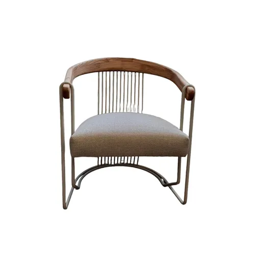 Poltrona Arpa - Tapizado tela clara - Metal Off White - Madera Cinamomo en Beige - Butacas, banquetas y puffs, Uruguay | Champagne Home