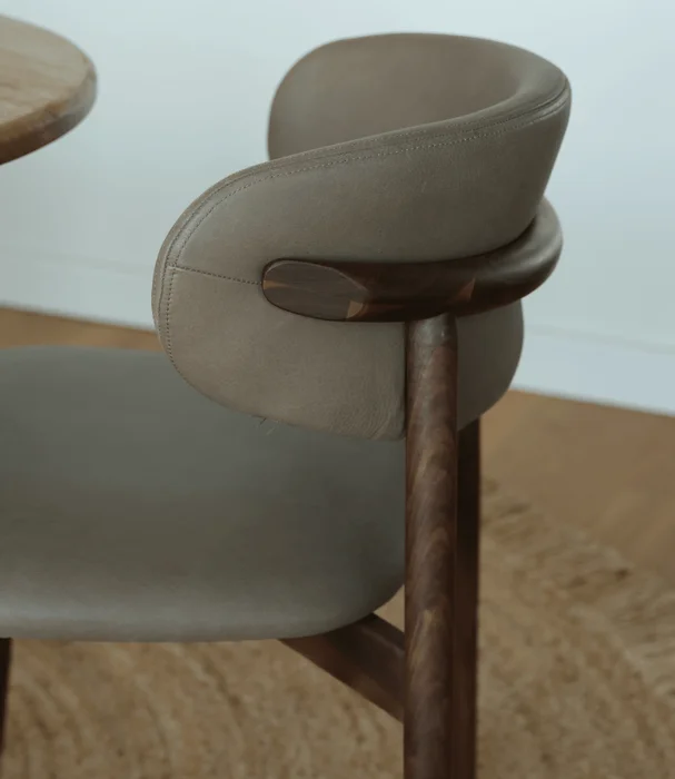 SILLA HERNAN NOGAL Y CUERO en Marrón - Sillas, Uruguay | Más Infinito Casa, vista 3