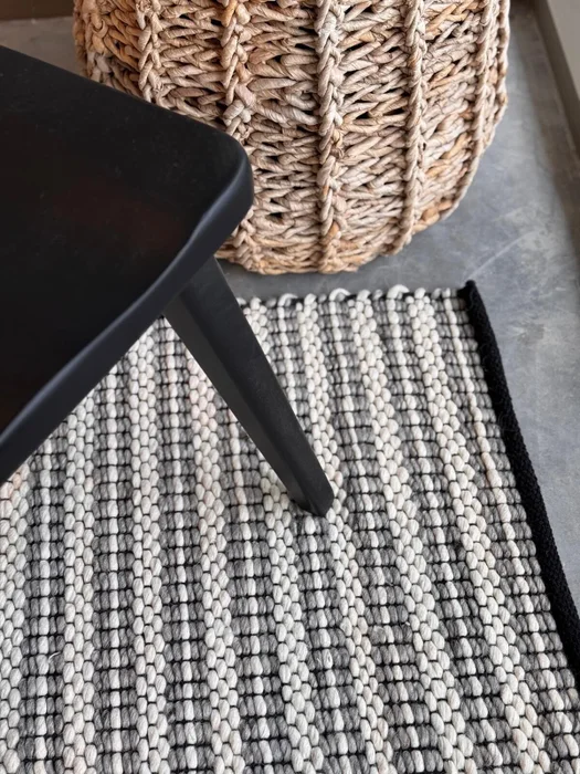 ALFOMBRA LANA NATURAL  NEGRO/GRIS en Negro - Textiles, Uruguay | Masinfinito Casa