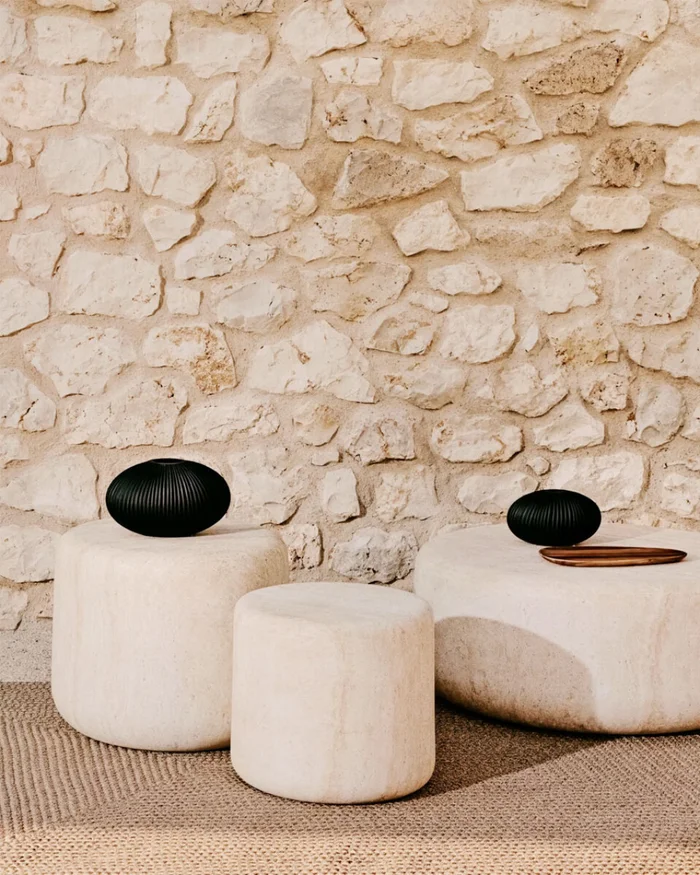 Mesa auxiliar Drasi de cemento con acabado efecto travertino - Ø46 cm en Beige - Mesas de arrimo, Uruguay | Kavehome, vista 2