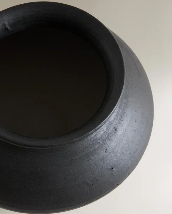 JARRÓN DECORATIVO OVALADO en Negro - Jarrones, Uruguay | Zara Home, vista 3