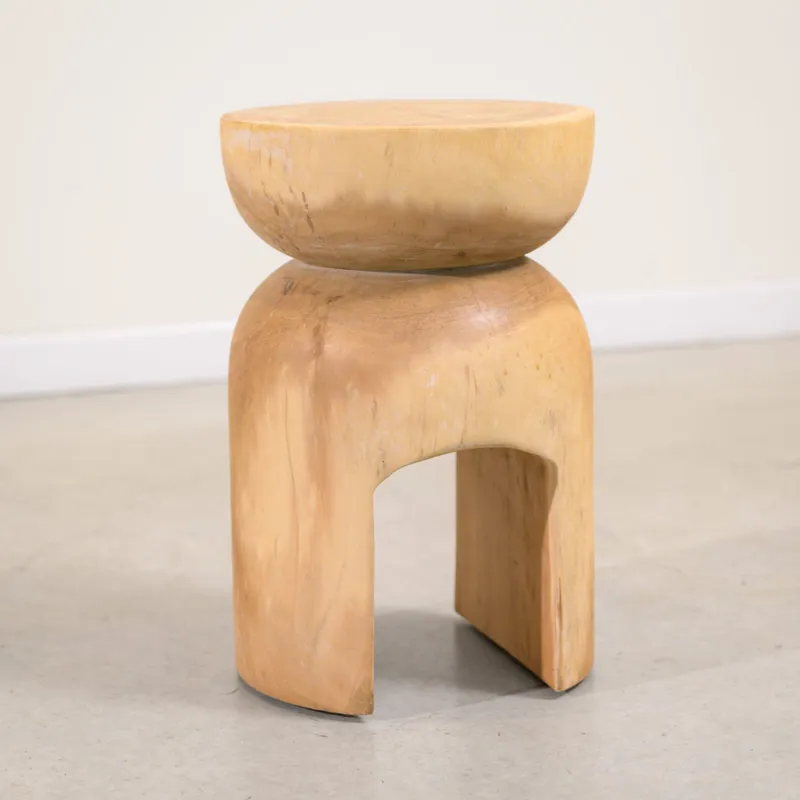 Mesita de arrime o banco color natural en Madera natural - Mesas de comedor, Uruguay | Entrecasa