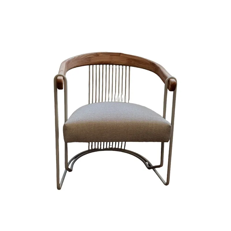 Poltrona Arpa - Tapizado tela clara - Metal Off White - Madera Cinamomo en Beige - Butacas, banquetas y puffs, Uruguay | Champagne Home