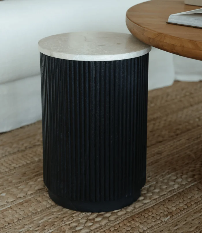 MESA LATERAL VERONA CILINDRO MADERA CHARCOAL Y MARMOL BLACK MARCINO en Negro - Mesas de arrimo, Uruguay | Más Infinito Casa, vista 2
