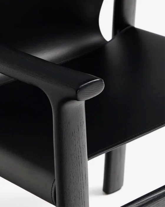 Silla Jan de fibras de cuero reciclado negro y madera maciza de fresno con acabado negro FSC 100% en Negro - Sillas, Uruguay | Kavehome, vista 3