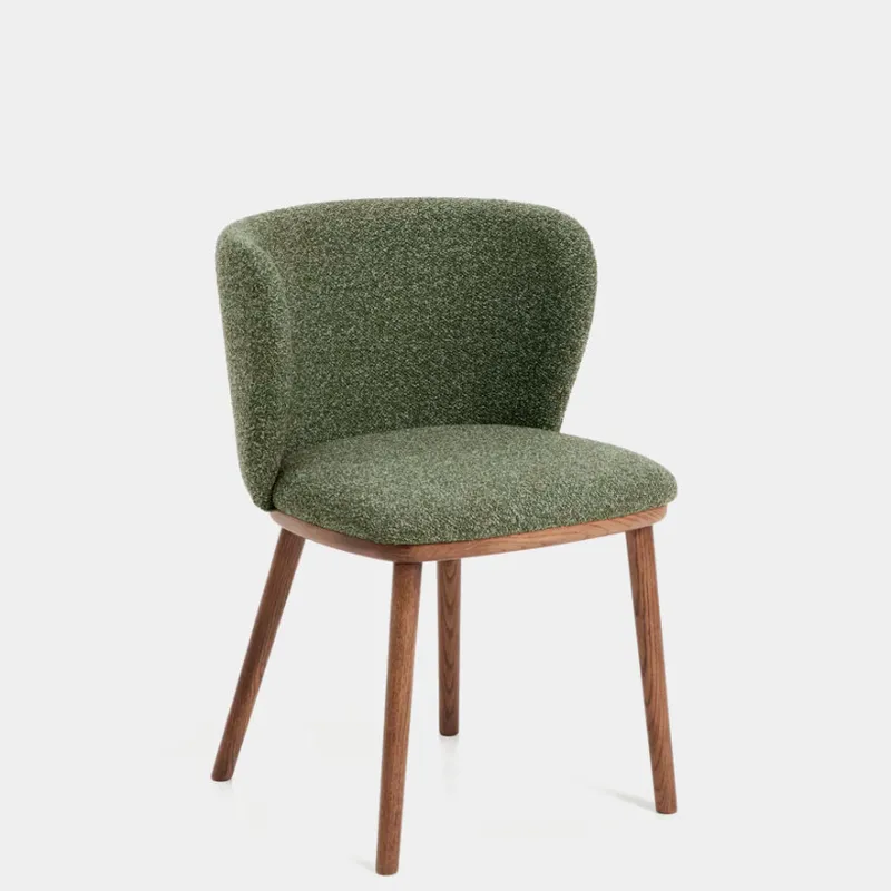 Silla Ciselia chenilla gruesa verde oscuro y patas de madera maciza de fresno acabado tono nogal en Verde - Sillas, Uruguay | Kavehome
