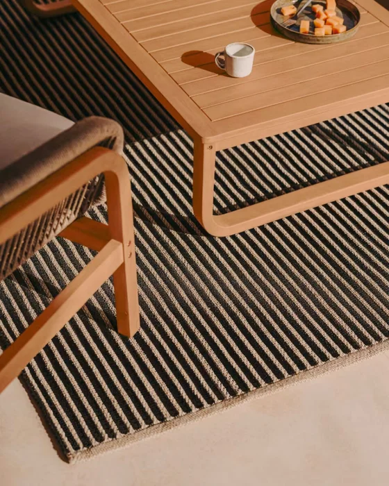 Alfombra Satanca de rayas beige y negras de fibras sintéticas 160 x 230 cm en Multicolor - Muebles para el exterior, Uruguay | Kavehome, vista 2