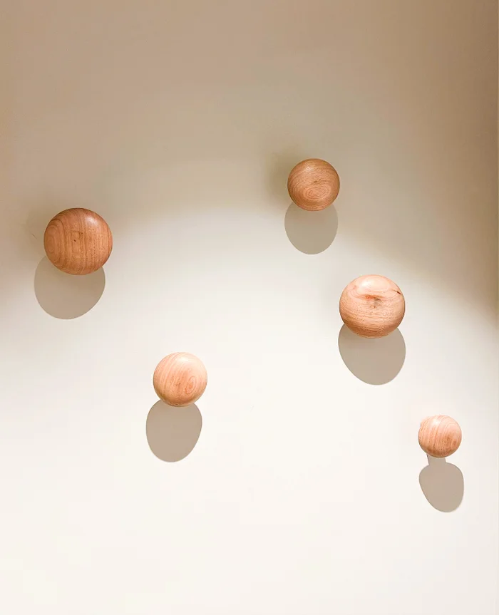 Set percheros “Clama” (x5) en Madera natural - Muebles, Uruguay | Dreams On Time, vista 2