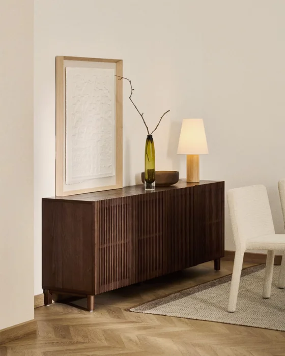 Aparador Beyla 4 puertas de chapa y madera maciza de fresno con acabado tono nogal 180 x 71,5 cm en Marrón - Aparadores y recibidores, Uruguay | Kavehome, vista 2