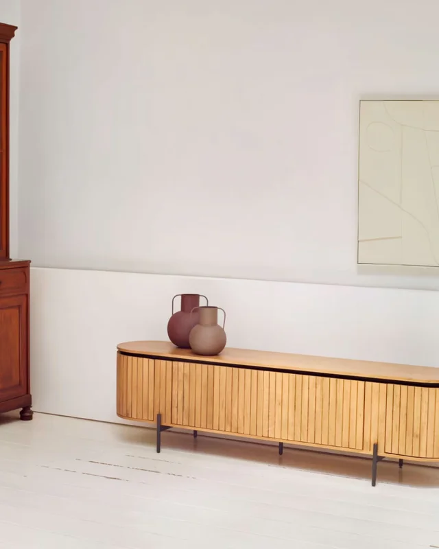 Mueble TV Licia 4 puertas de madera maciza de mango y metal pintado negro 200 x 55 cm en Madera natural - Muebles para TV, Uruguay | Kavehome, vista 3