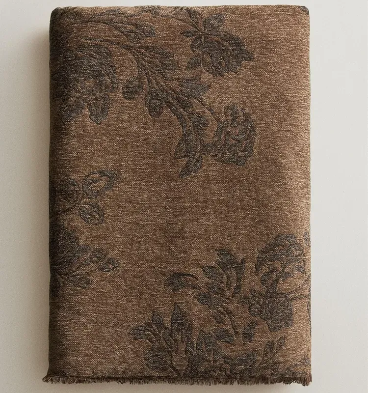 MANTA CHENILLA JACQUARD en Marrón - Textiles, Uruguay | Zara Home