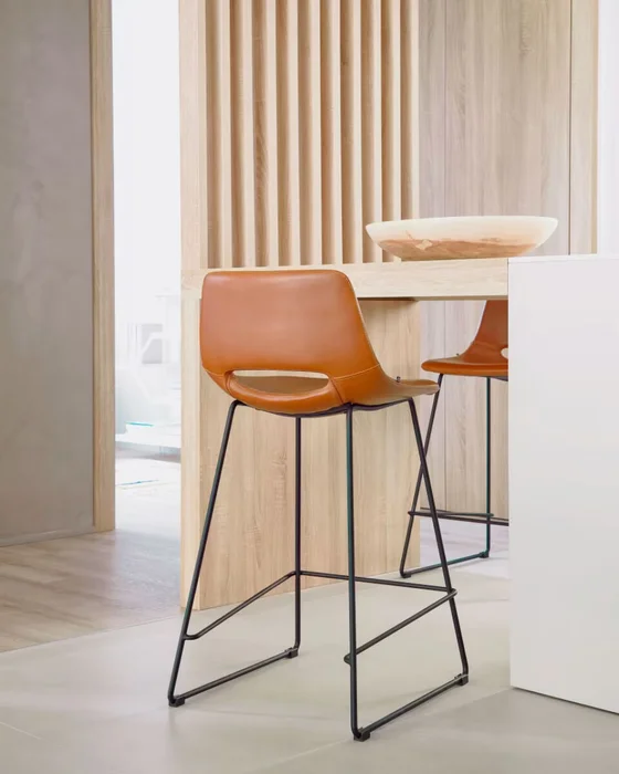 Taburete Zahara piel sintética - marrón y acero con acabado negro altura 65 cm en Marrón - Butacas, banquetas y puffs, Uruguay | Kavehome, vista 3