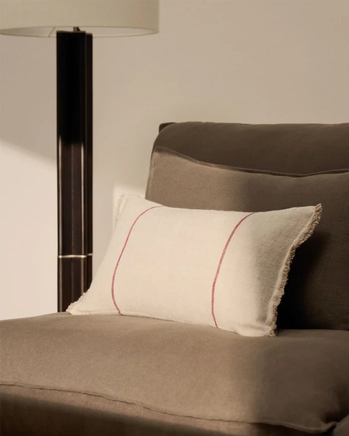 Almohadón Lidore en lino beige con rayas rojas en contraste 30 x 50 cm en Beige - Textiles, Uruguay | Kavehome, vista 2