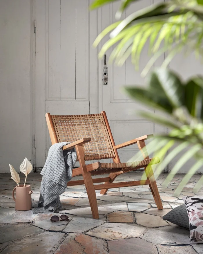 Butaca Grignoon de madera maciza de acacia y ratán sintético trenzado en Madera natural - Butacas, banquetas y puffs, Uruguay | Kavehome, vista 2