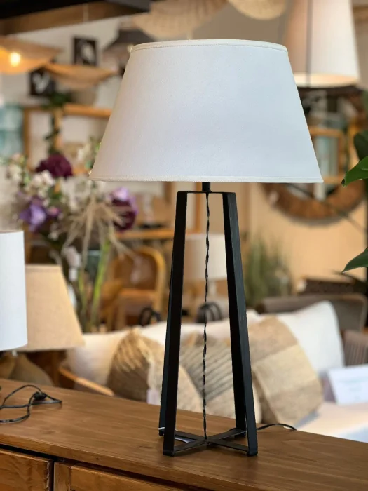 Lampara de mesa hierro negra en Negro - Lámparas de mesa, Uruguay | FMB