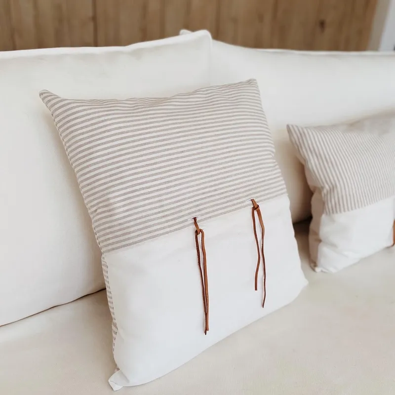 Almohadón lazo cuadrado a rayas blanco y beige (60cm) en Gris - Textiles, Uruguay | Dreams On Time