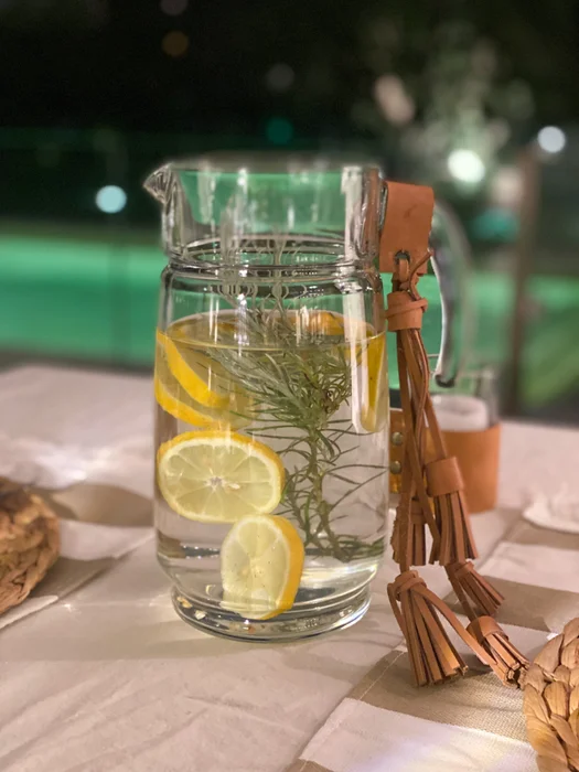 Jarra con flecos de cuero marrón en Marrón - Decoración, Uruguay | Dreams On Time