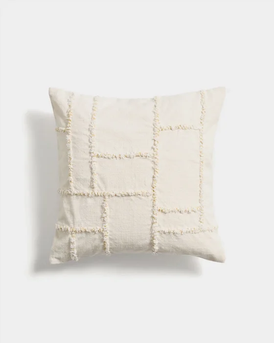 Almohadón Verion con detalle geométrico bordado amarillo 45 x 45 cm en Amarillo - Textiles, Uruguay | Kavehome