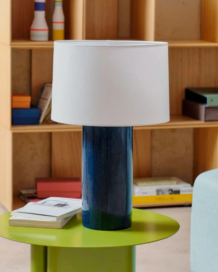 Lámpara de mesa Toneric de cerámica con acabado - azul y algodón en Azul - Lámparas de mesa, Uruguay | Kavehome, vista 2