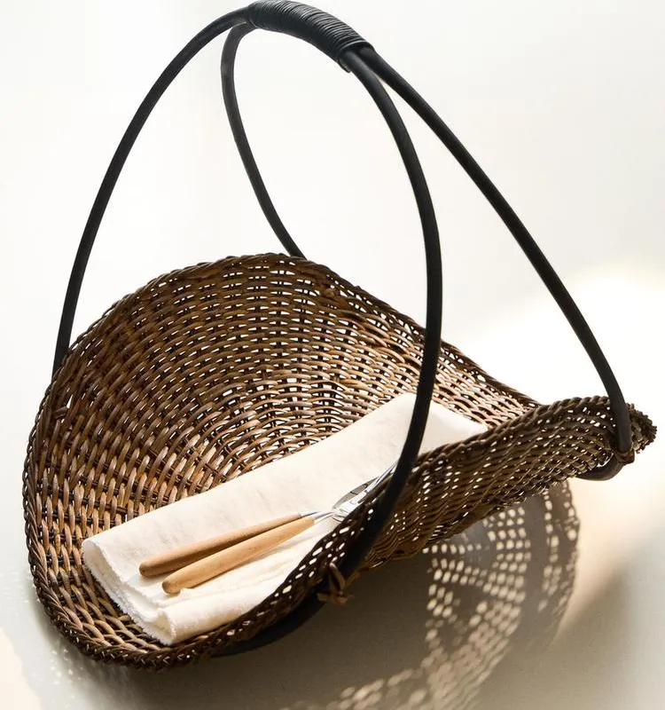 CESTA RATÁN Y BAMBÚ FLORES en Marrón - Canastos, Uruguay | Zara Home