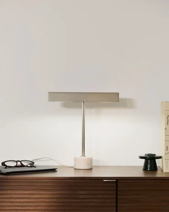 Lámpara de mesa Lynor de metal cepillado con base de mármol blanco en Blanco - Lámparas de mesa, Uruguay | Kavehome, vista 3