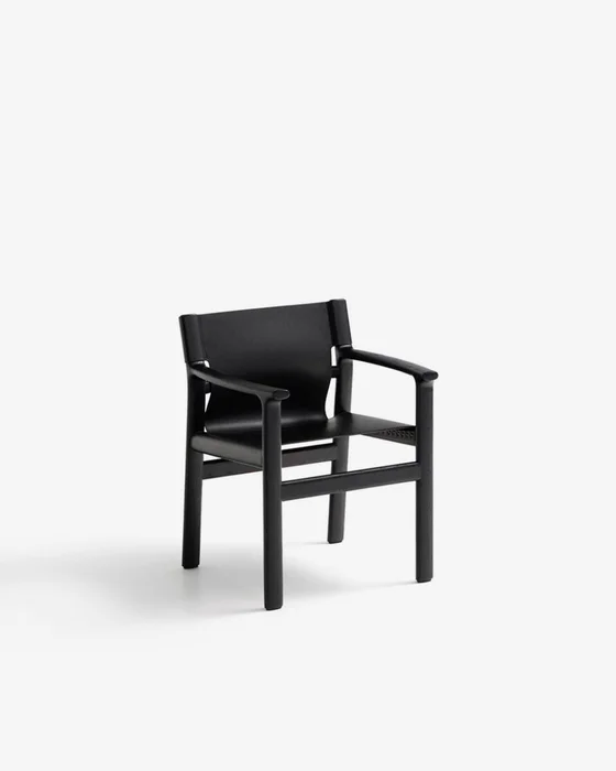 Silla Jan de fibras de cuero reciclado negro y madera maciza de fresno con acabado negro FSC 100% en Negro - Sillas, Uruguay | Kavehome