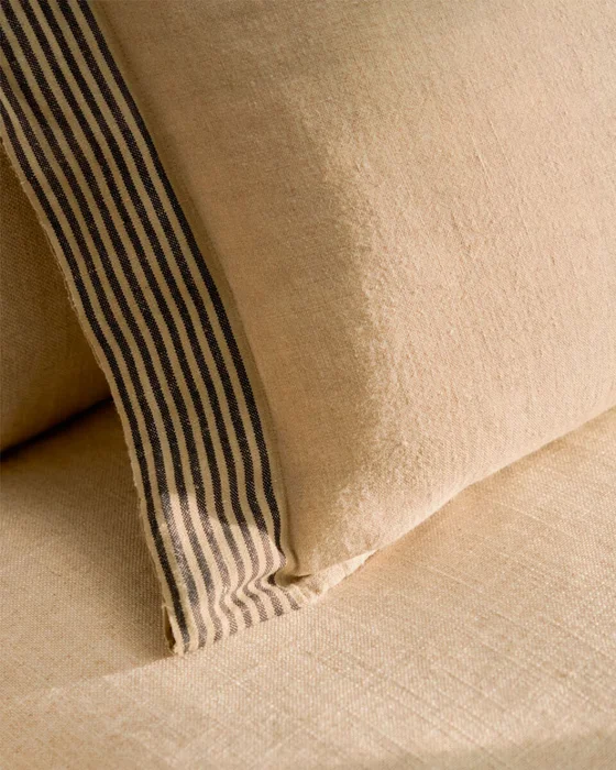 Almohadón Disea de lino - beige con detalle de rayas negras, 40 x 60 cm en Naranja - Textiles, Uruguay | Kavehome, vista 3