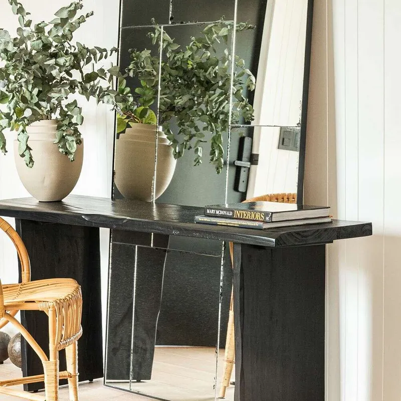 MESA DE ARRIMO IRREGULAR - NEGRA - Muebles para TV, Uruguay | La Iberica