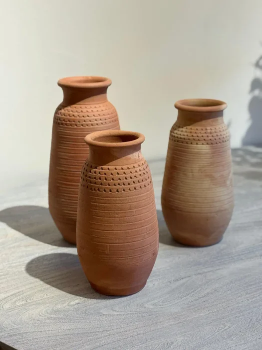 Vasija de barro labrada en Terracota - Jarrones, Uruguay | FMB