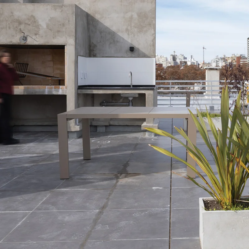Mesa de exterior Korfu en Beige - Mesas de living, Uruguay | Walnut, vista 3