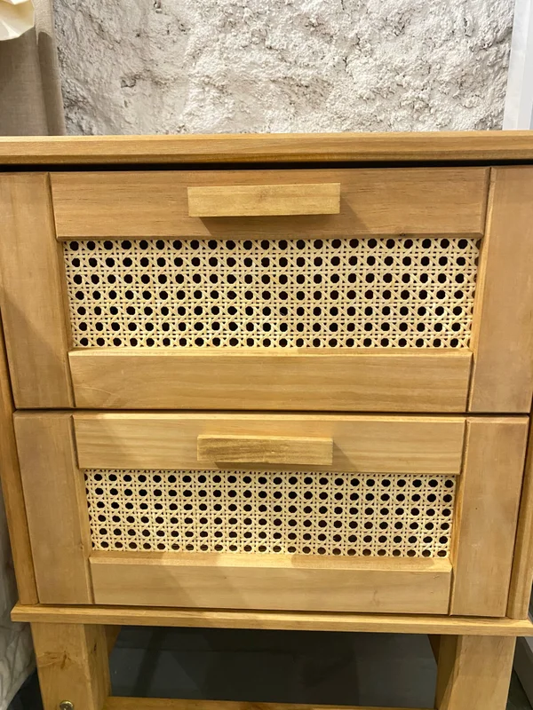Mesa de Luz Madera de Pino y Rattán Natural – Linea Yakarta en Madera natural - Mesas de luz, Uruguay | Berna Home, vista 8