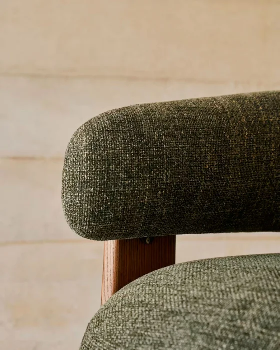 Butaca Granite de chenilla - verde y patas de madera maciza de fresno acabado nogal FSC 100% en Verde - Butacas, banquetas y puffs, Uruguay | Kavehome, vista 5