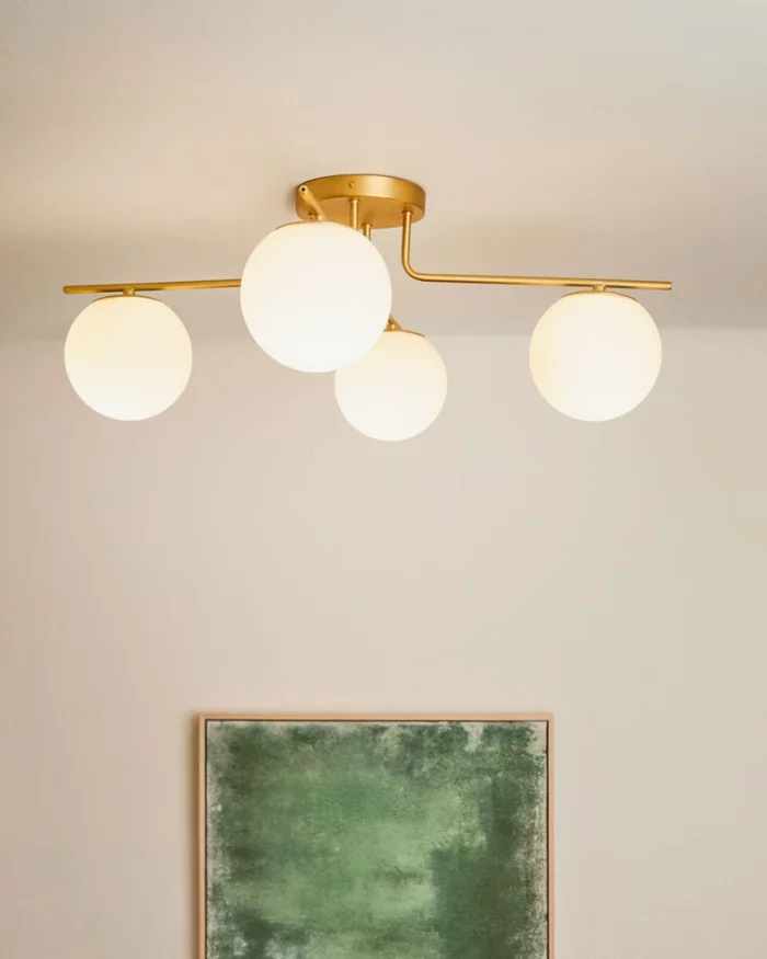 Lámpara de techo Brisia de metal con acabado latón cepillado y 4 bolas de cristal glaseado Ø15 cm en Dorado - Lámparas colgantes, Uruguay | Kavehome, vista 2