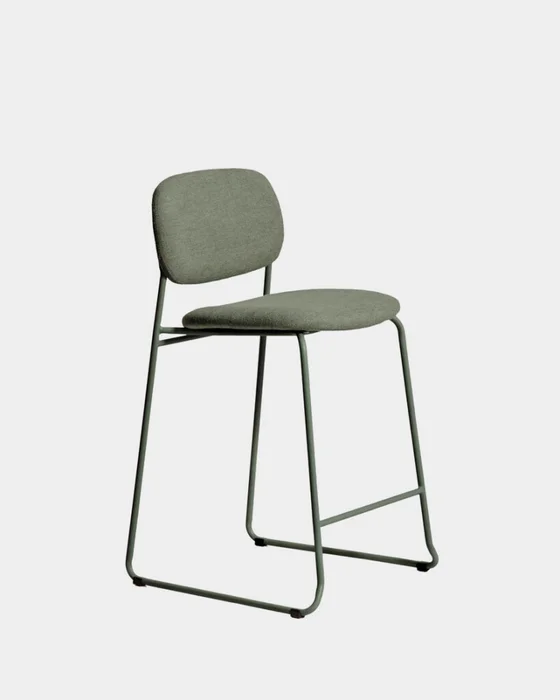 Taburete apilable Meli de chenilla verde y patas de metal verde FSC Mix Credit 65 cm en Verde - Butacas, banquetas y puffs, Uruguay | Kavehome