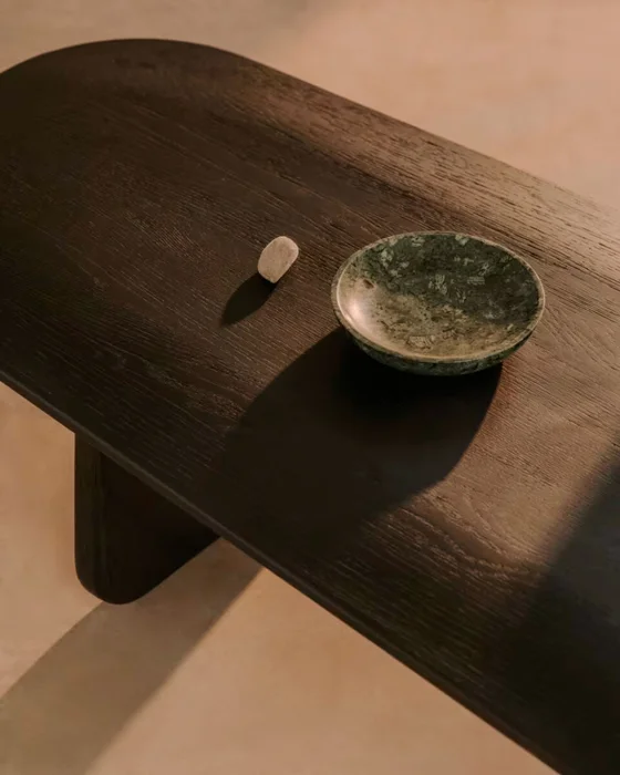 Mesa de centro Pirita de madera maciza de roble con - acabado negro, 146 x 56,5 cm FSC 100% en Marrón - Mesas de living, Uruguay | Kavehome, vista 4