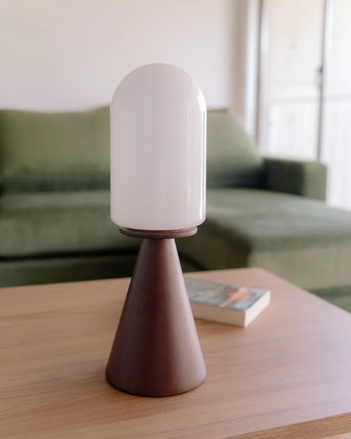 Lampara de Mesa Cosumel Tulipa - Madera Oscura + Vidrio en Marrón Oscuro Natural – Material: Vidrio y Madera – Voltaje: bi voltio – Lámpara - Lámparas de mesa, Uruguay | Berna home, vista 2